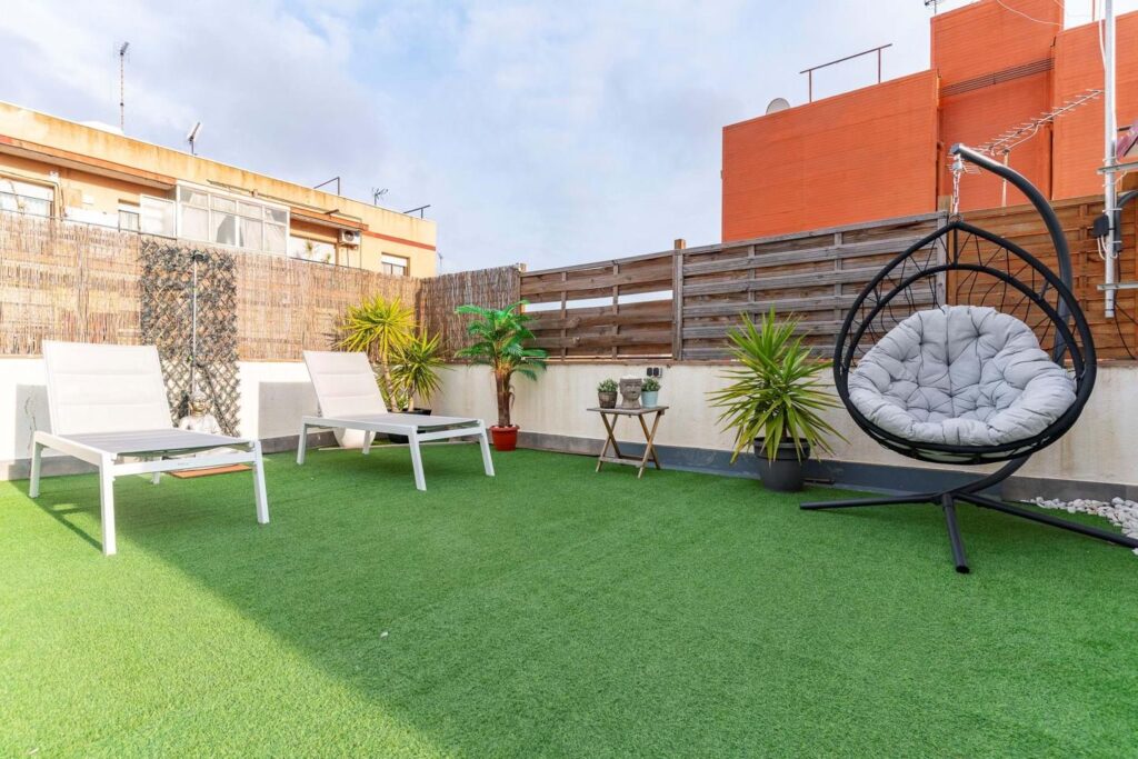 Encantador Ático en Mataró con Amplia Terraza y Vistas Despejadas
