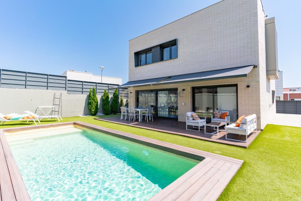 Rental of a detached house or villa in Montgat