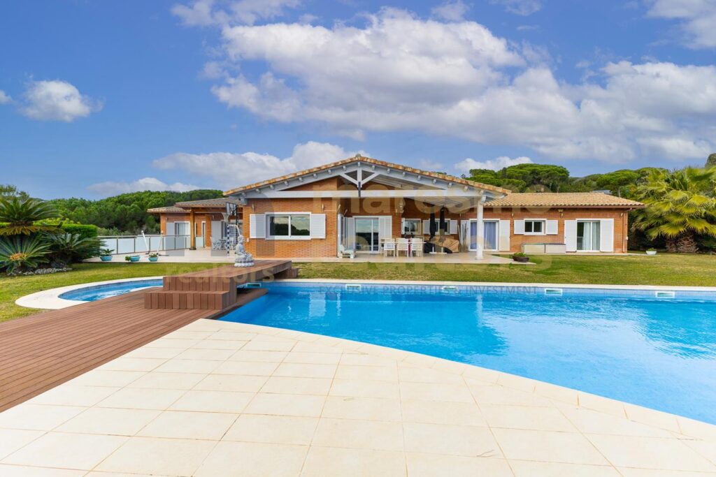 Stunning classic house. Privacy and luxury.