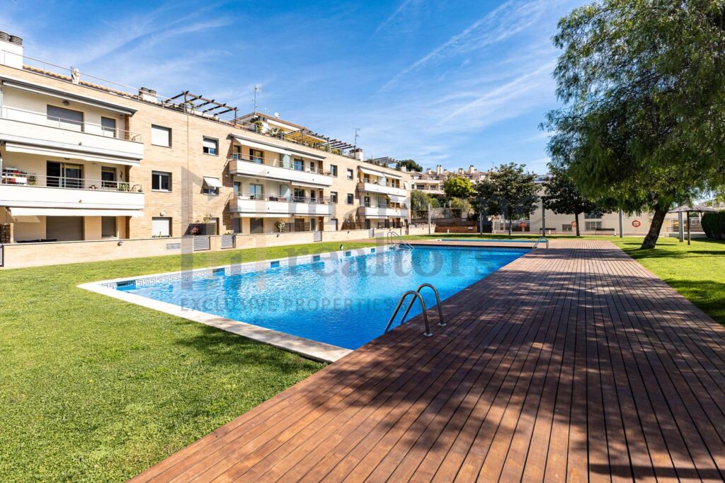 Exclusivo bajo con terraza con vistas al Port Balís