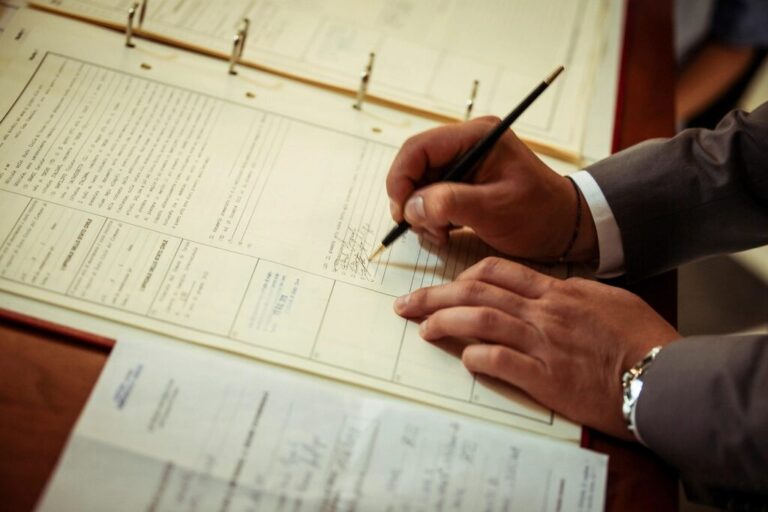 Firma del contrato en el proceso de venta de una vivienda